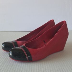 Crocs Cap Toe Wedge Heels Red Black Comfort Slip‑On Shoes Women’s Size 7 Rare